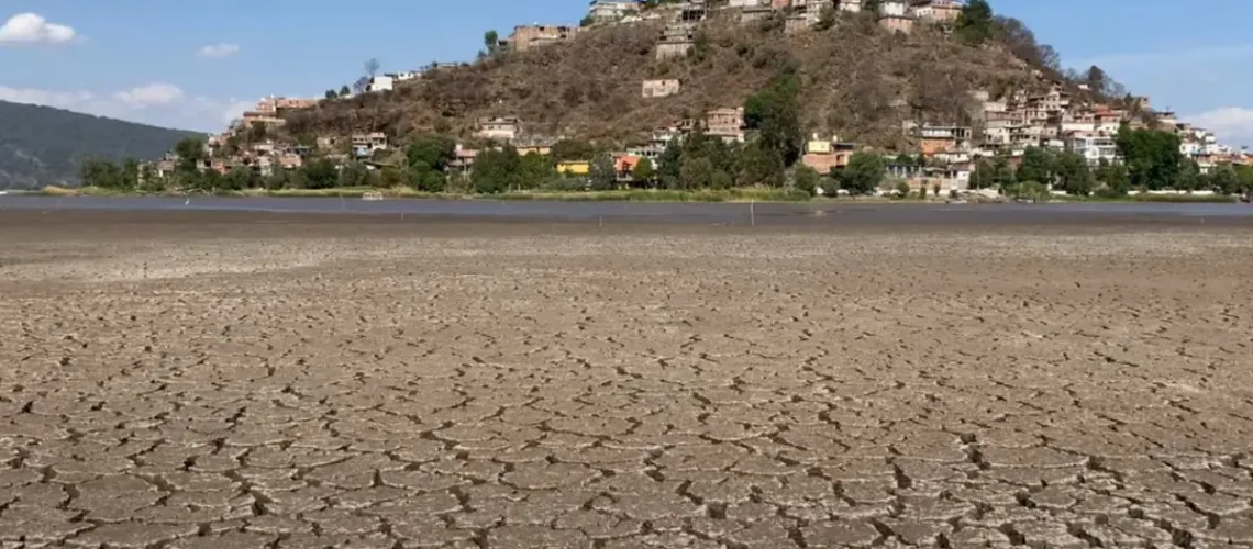 Lago-Patzcuaro-luce-desertico-Janitzio-casi-llega-caminando-Video-12042024